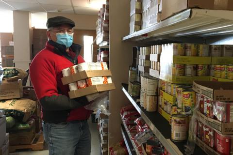 Volunteer Stocks shelves